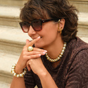 Pozłacany pierścionek z perłą w oprawie z kryształków. ŚWIEĆ JAK SYRIUS