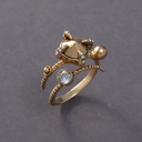 Złocony spiralny pierścionek z dekorami i kryształami. NOSTROMO