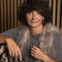 Oryginalny, otwarty pierścień wysadzany kryształkami. DWA PLUS DWA