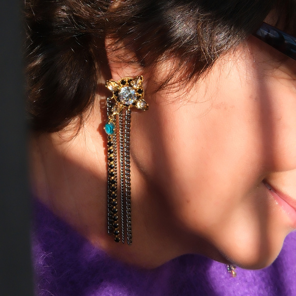 Kolczyki kwiaty z łańcuszkami z kryształami w czerni i błękicie. KOBIETY KOMETY