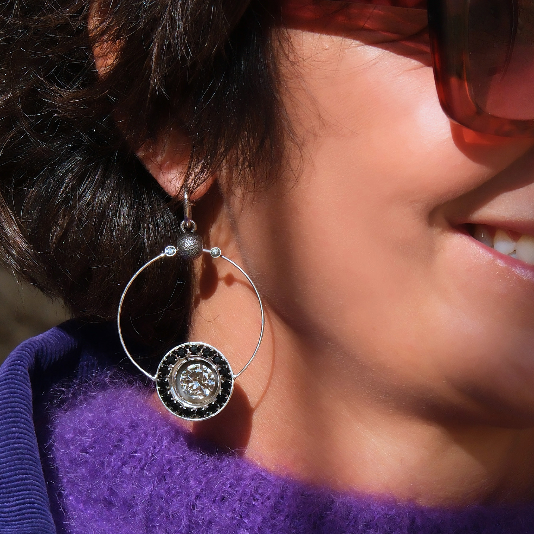 Małe srebrzone kolczyki z białym i czarnymi kryształami. AURORA KSIĘŻYCA