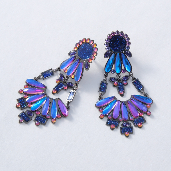 Kolczyki z motylem i płatkami z benzynowym połyskiem. CARNEVALE DI LUCE