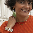 Kolczyki wkrętki z białą perłą i kulą ziemską. ZA HORYZONT