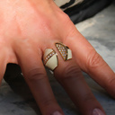 Otwarty pozłacany pierścień z białą emalią i cyrkoniami. UNO BIANCO