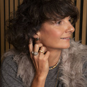 Oryginalny, otwarty pierścień wysadzany kryształkami. DWA PLUS DWA