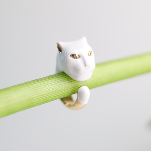 Pozłacany pierścionek z emaliowaną głową pantery. CAŁA NA BIAŁO