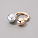 Pozłacany pierścionek z brązu ze srebrną perłą i kulką. VENTO D'ARGENTO