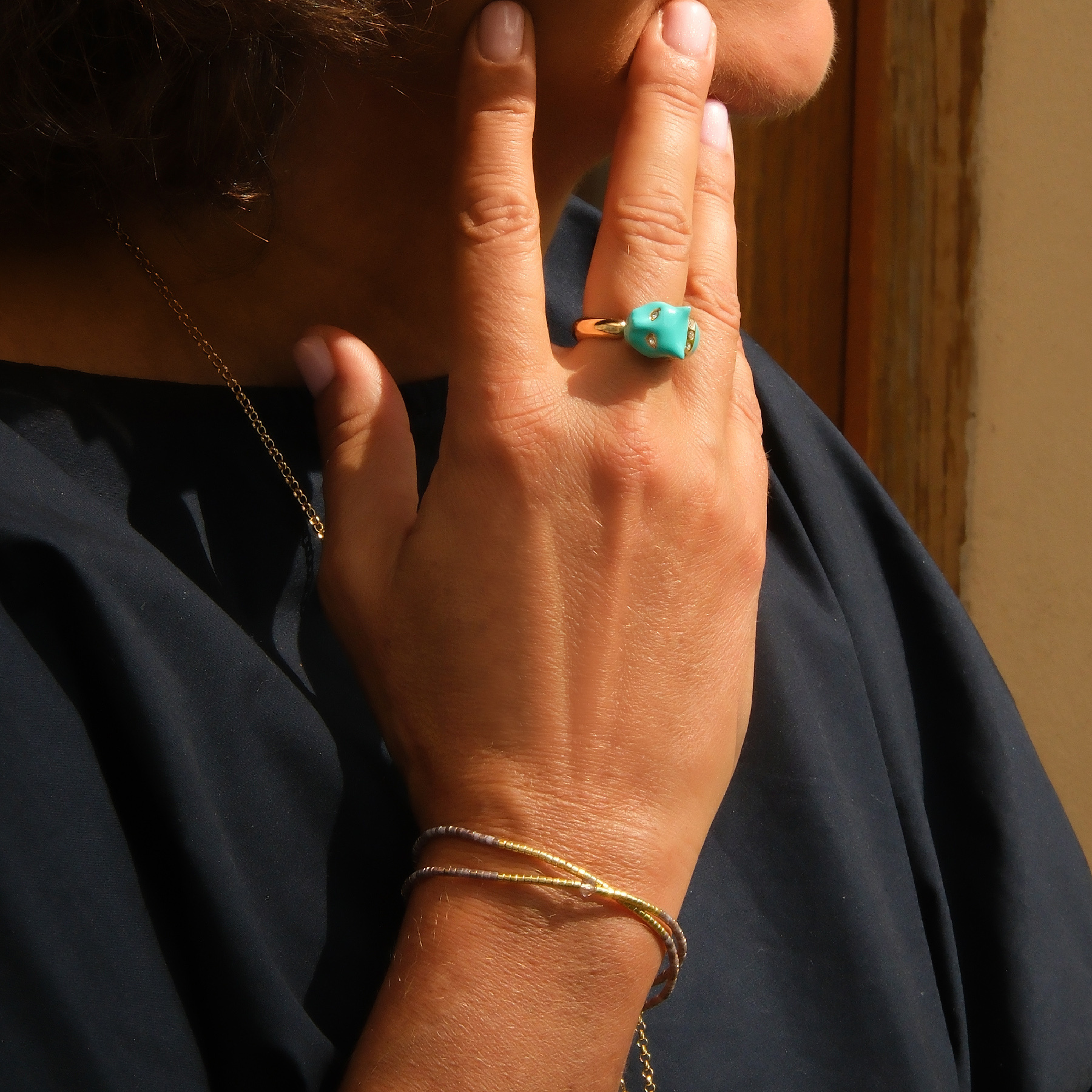 Otwarty pozłacany pierścionek z turkusową głową pantery. DZIKA ROZKOSZ