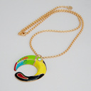 Pozłacany wisior z zawieszką z kolorowym tukanem. KOLORY RADOŚCI