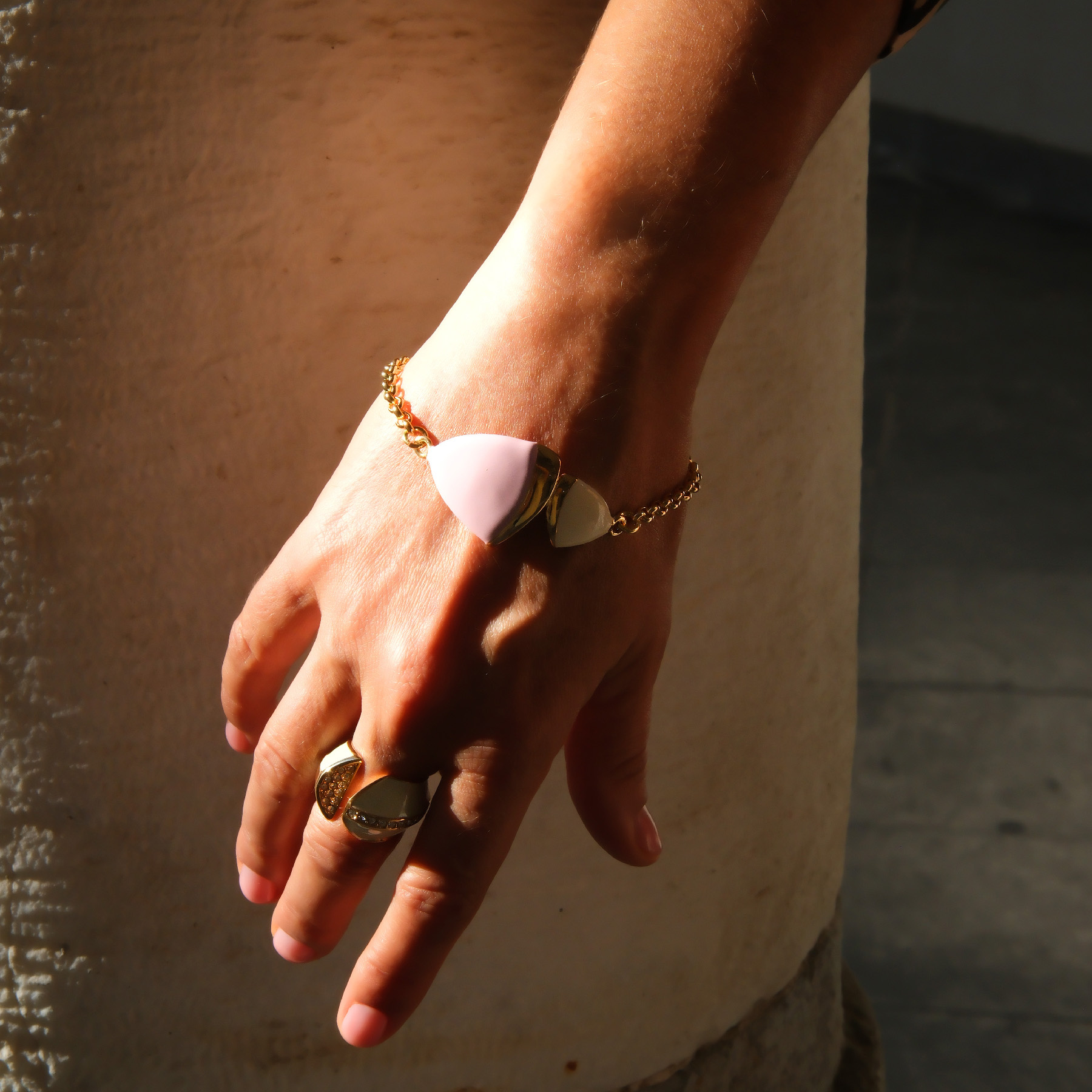 Otwarty pozłacany pierścień z białą emalią i cyrkoniami. UNO BIANCO