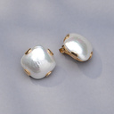 Pozłacane klipsy ze szklaną białą perłą Majorka. ŚWIATŁO GŁĘBIN