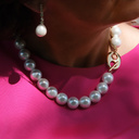 Pozłacane kolczyki ze szklanymi perłami i kryształkami. BLASK CISZY