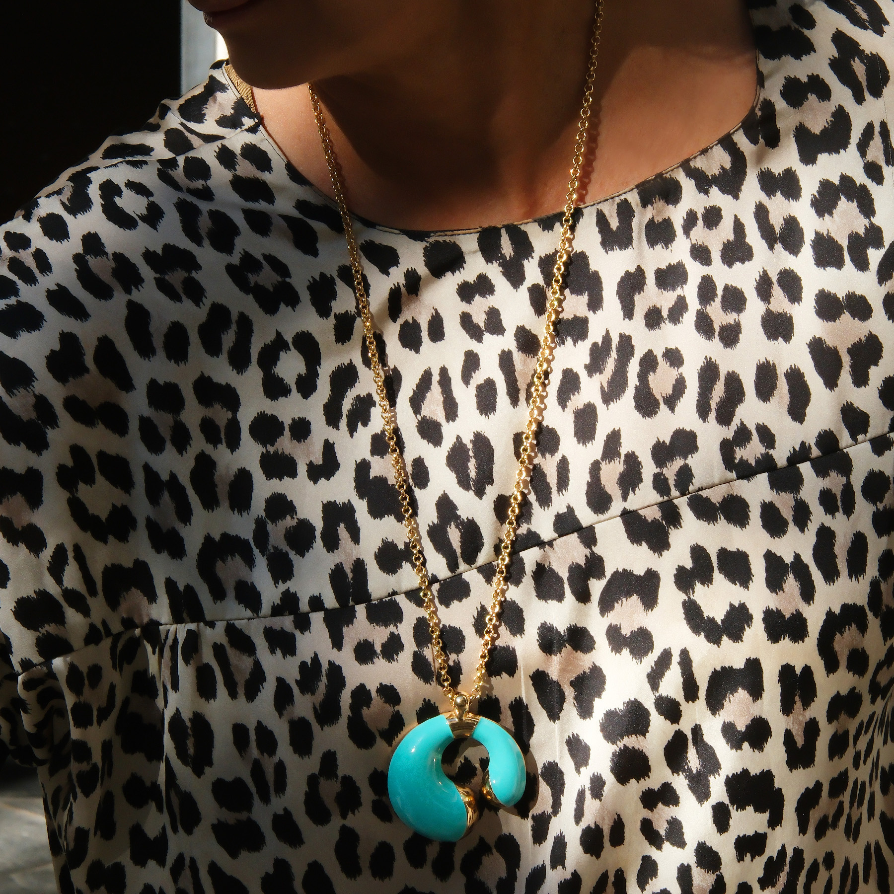 Pozłacany wisior z zawieszką pokrytą turkusową emalią. GRETA