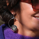 Małe srebrzone kolczyki z białym i czarnymi kryształami. AURORA KSIĘŻYCA