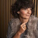 Oryginalny, otwarty pierścień wysadzany kryształkami. DWA PLUS DWA