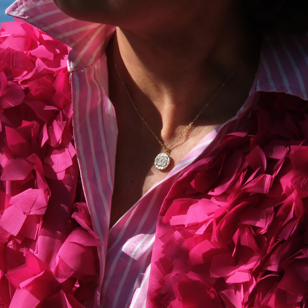 Złocony naszyjnik z zawieszką w fomie guzika z logo Chanel. WCZORAJ DZIŚ ZAWSZE