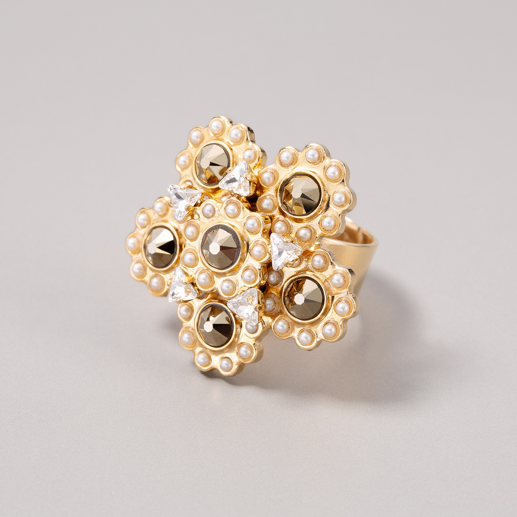 Złocony pierścionek z kwiatami z perłami i kryształkami. JEDEN ZA WSZYSTKIE