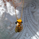 Pozłacany wisiorek z zawieszką z emaliowaną pszczółką. Z KWIATKA NA KWIATEK