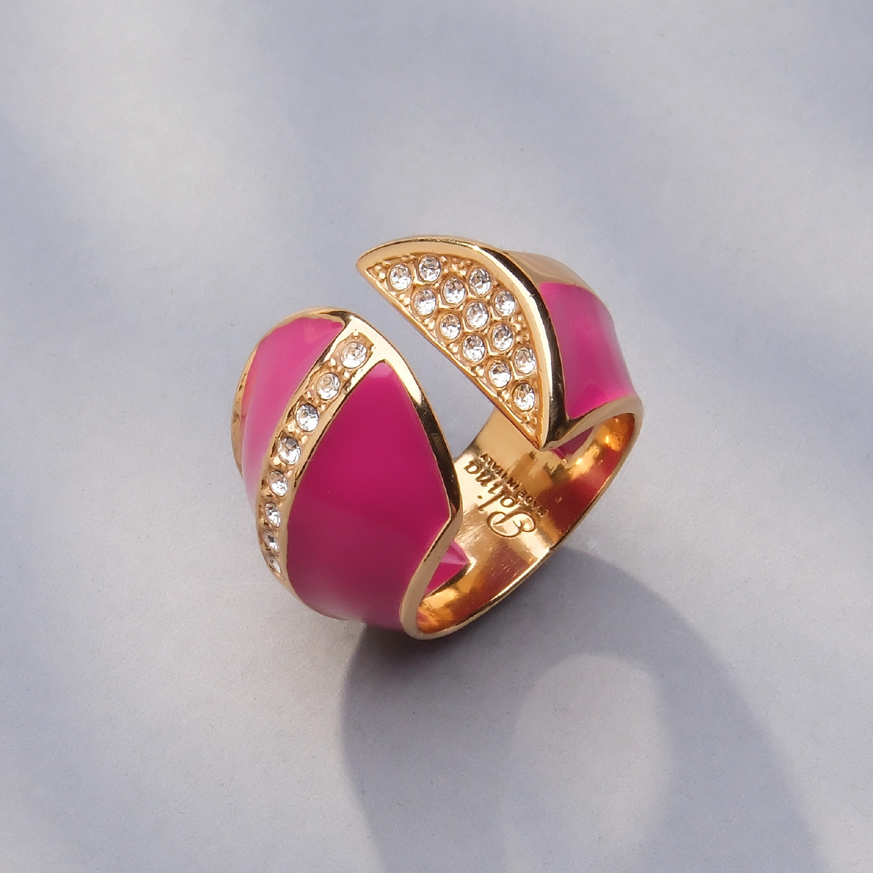 Otwarty pozłacany pierścień z różową emalią i cyrkoniami. LAURA