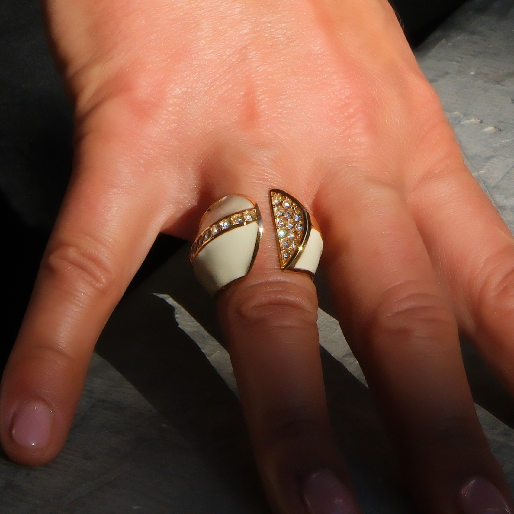 Otwarty pozłacany pierścień z białą emalią i cyrkoniami. UNO BIANCO