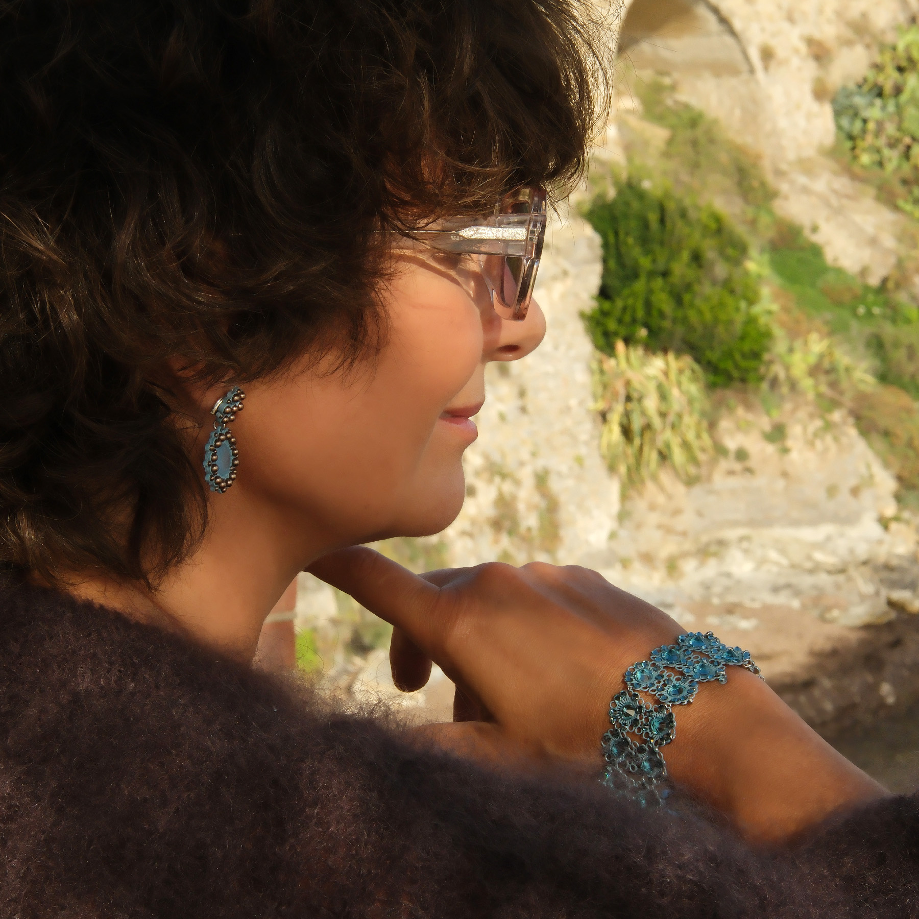 Srebrzone kolczyki z rozetami i niebieskimi kryształem. LUSTRO AZZURRO