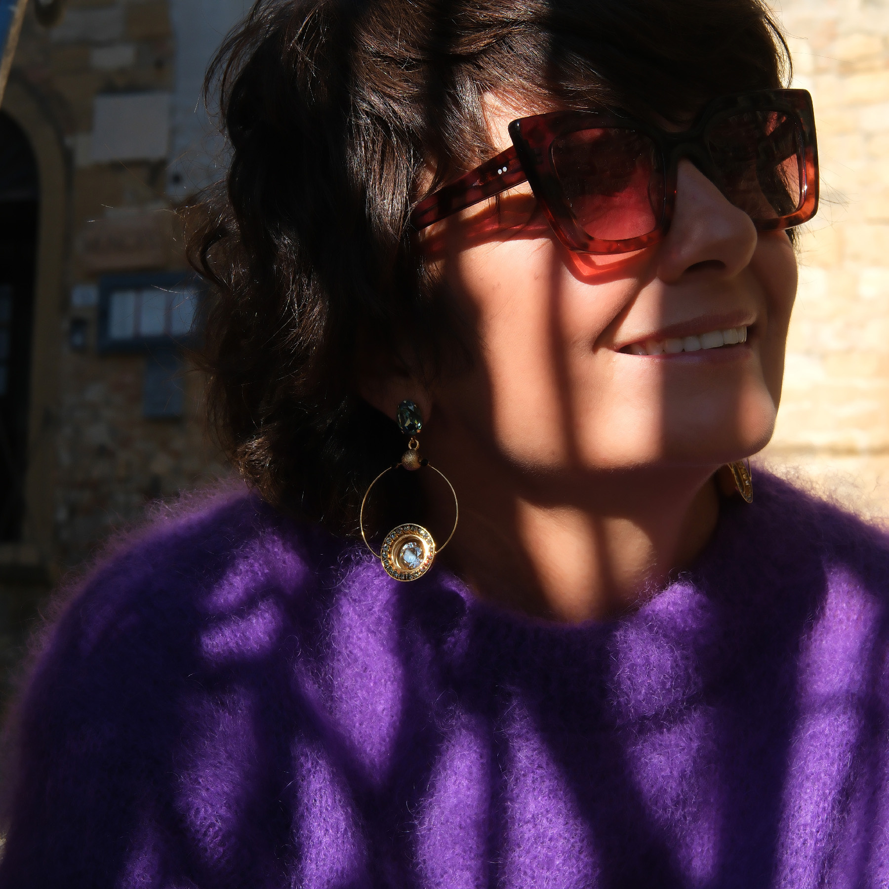 Złocone kolczyki koła z białym, morskim i szarymii kryształami. DROGA WENUS