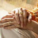 Pozłacany pierścionek z naturalnym kwiatem kocianki. W STRONĘ SŁOŃCA