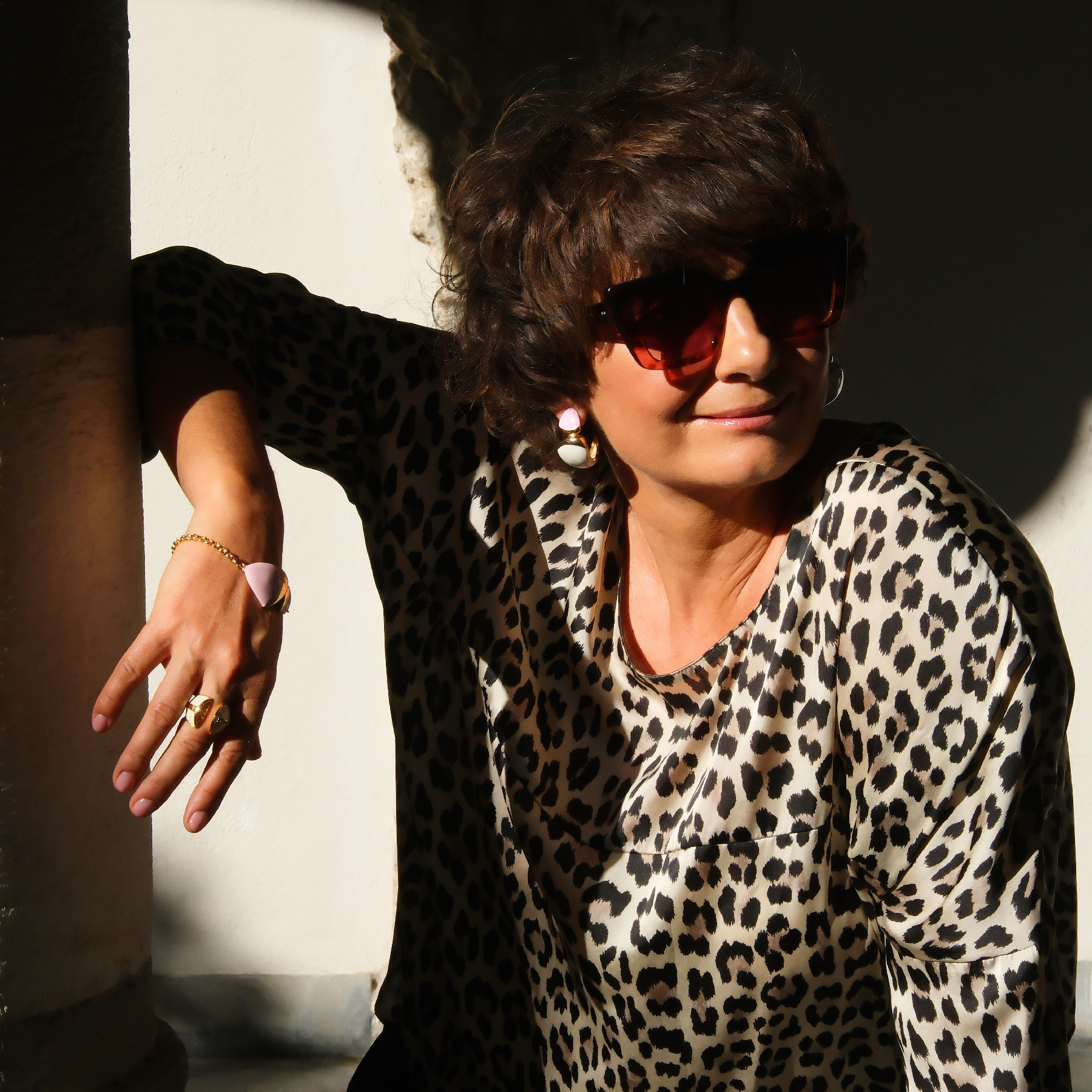 Otwarty pozłacany pierścień z białą emalią i cyrkoniami. UNO BIANCO