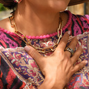 Średniej szerokości pierścionek z pozłacanych ogniw ze stali. CENTRE POMPIDOU