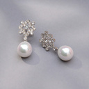 Posrebrzane kolczyki z ornamentem i szklaną perłą Majorka. BIAŁA ARYSTOKRACJA