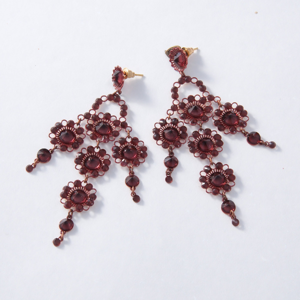 Kolczyki z motywem kwiatów z kryształami w tonie cabernet. LOT ANIOŁA