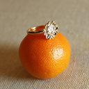 Pozłacany pierścionek z naturalnym kwiatem kocianki. W STRONĘ SŁOŃCA