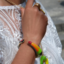 Pozłacany wisior z zawieszką z kolorowym tukanem. KOLORY RADOŚCI