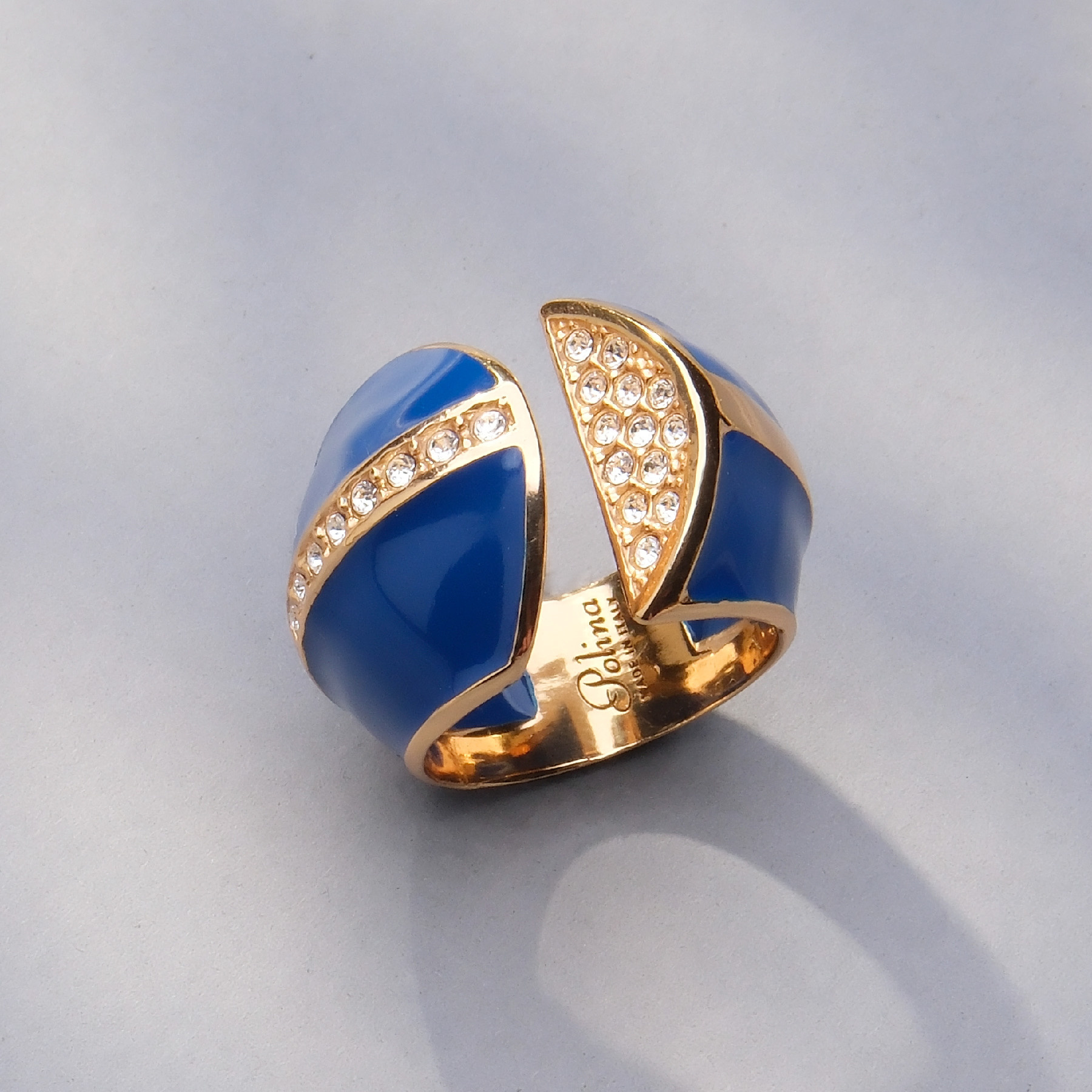 Otwarty pozłacany pierścień z granatową emalią i cyrkoniami. EVA