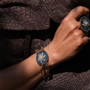 Pozłacany pierścień z motywem kwiatka z cyrkonii. ROSA NOCY