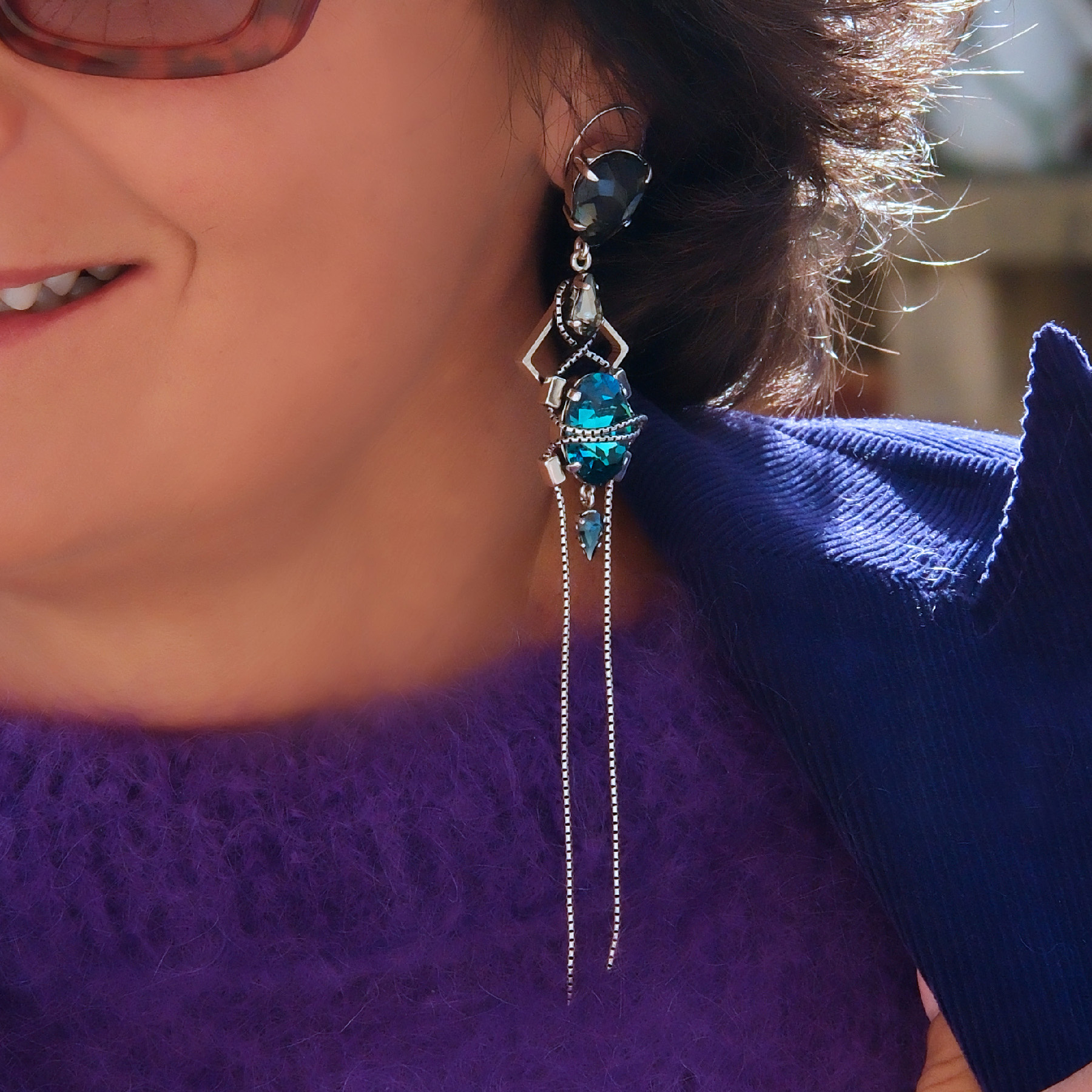 Złocone kolczyki z błękitnymi i szarymi kryształkami. ŻYWE SREBRO