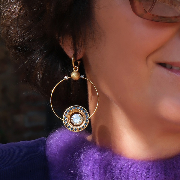 Złocone kolczyki koła z białym i niebieskimi kryształami. CIAŁA NIEBIESKIE
