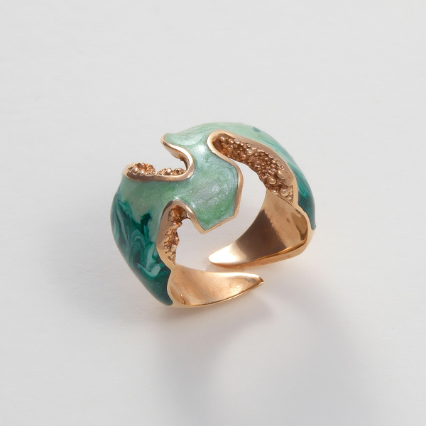 Otwarty pozłacany pierścień pokryty zieloną emalią. WNĘTRZE ZIEMI