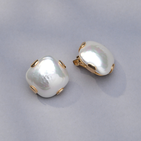 Pozłacane klipsy ze szklaną białą perłą Majorka. ŚWIATŁO GŁĘBIN