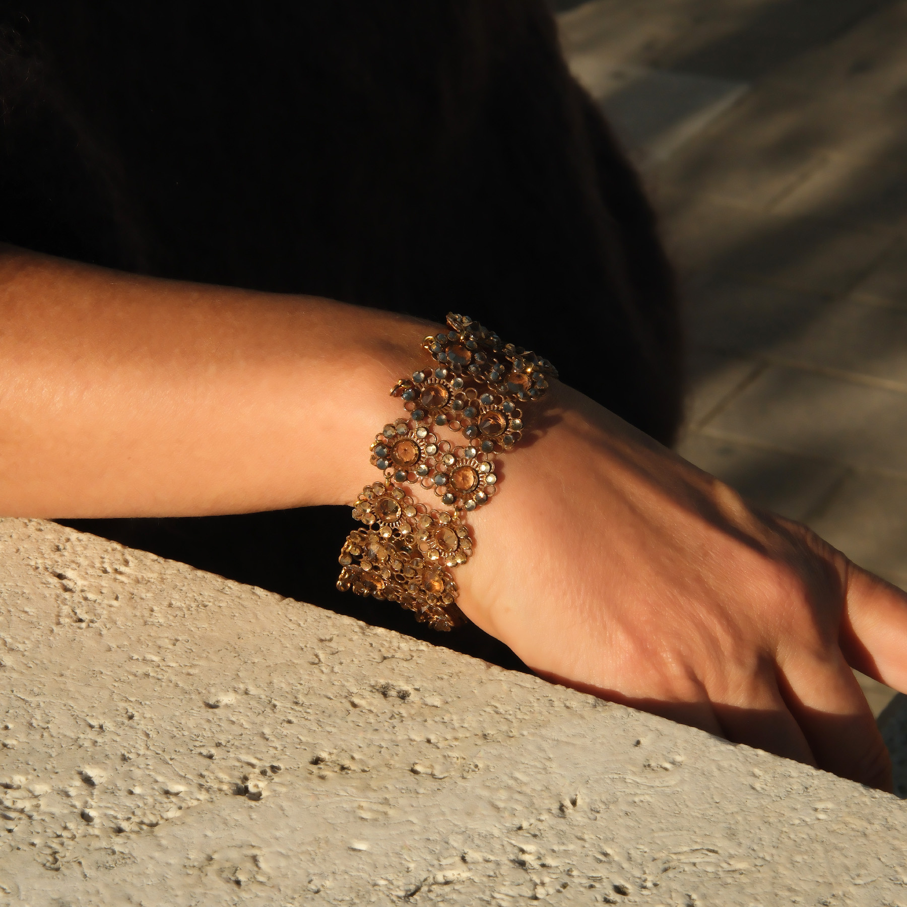 Bransoletka z modułów w ciepłym złocie z kwiatkami. MILLA FIORI