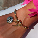 Złocona bransoletka z guzikiem z czarnym logo Chanel. MINIONE LATA