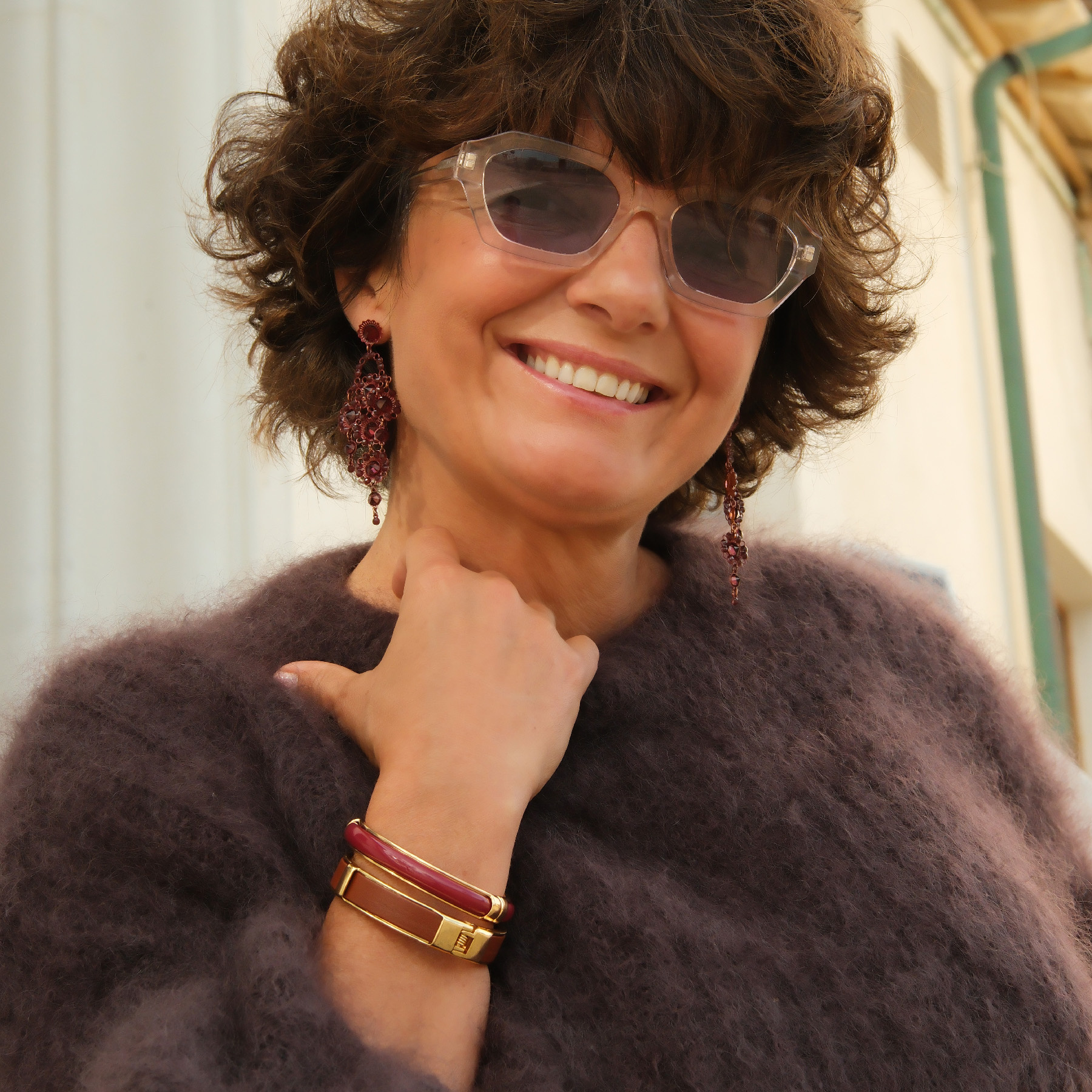 Kolczyki z motywem kwiatów z kryształami w tonie cabernet. LOT ANIOŁA