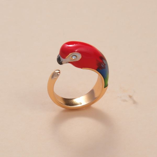Otwarty złocony pierścionek z czerwoną głową papugi. ARA BELLA