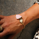 Złocona bransoletka na łańcuszku z różówo-białym dekorem. ADA 