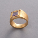 Pozłacany sygnet na mały palec z ametystem. SPOKÓJ AMETYSTU