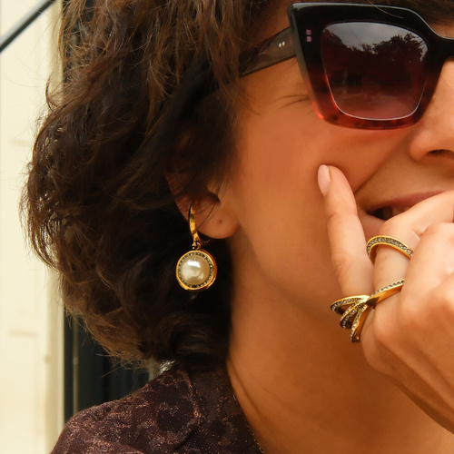 Pozłacana nausznica z perłą w oprawie z kryształków. Z WIZYTĄ U WENUS