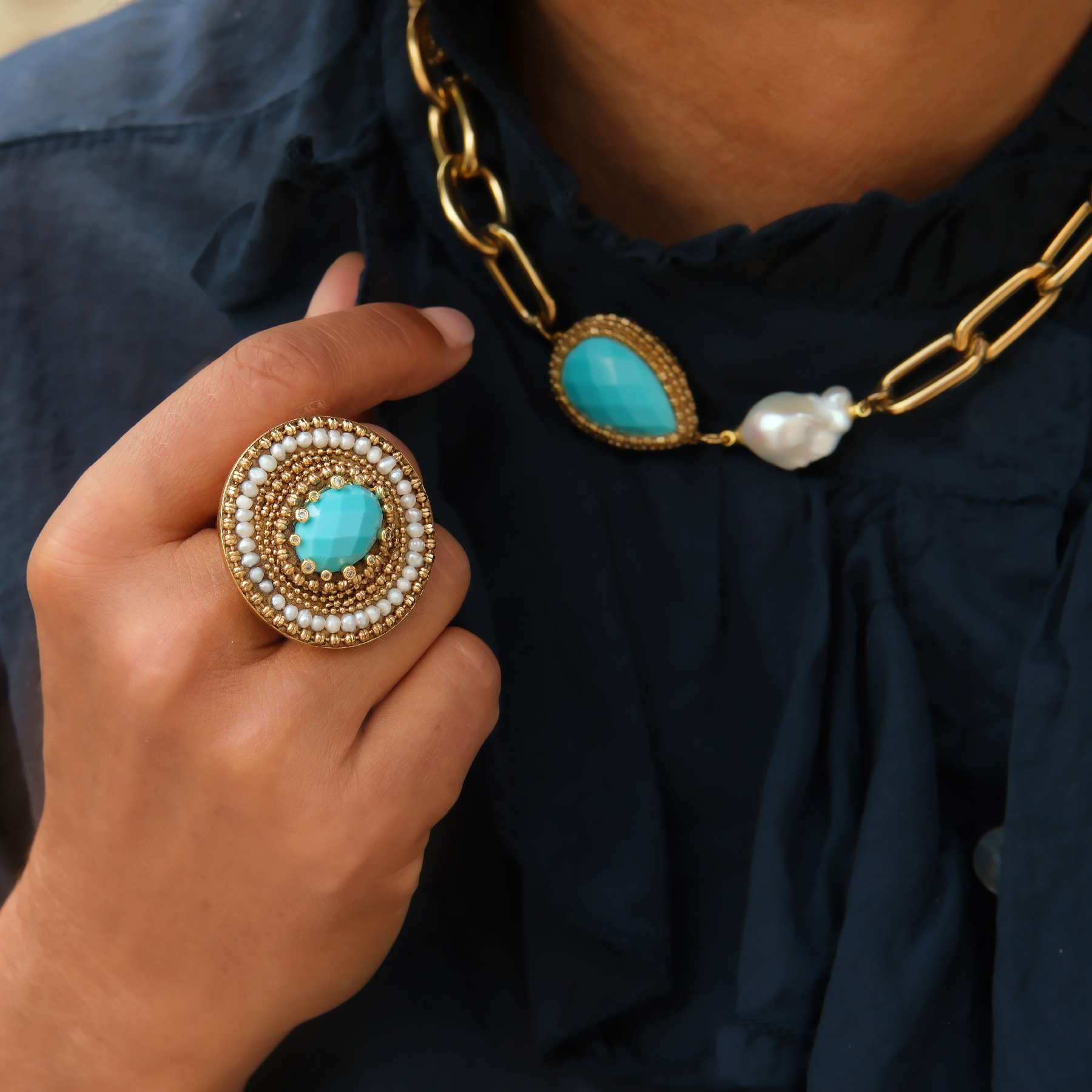 Pozłacany pierścień z błękitnym oczkiem i perełkami. KASIA