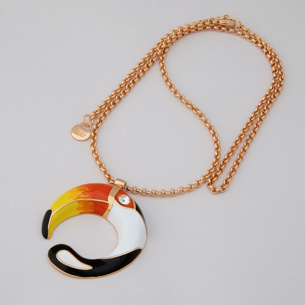 Pozłacany wisior z zawieszką z kolorowym tukanem. GŁOS TROPIKÓW