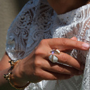 Otwarty pozłacany pierścień z białą emalią i cyrkoniami. UNO BIANCO