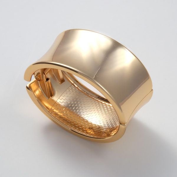 Sztywna szeroka pozłacana bransoleta o gładkiej powierzchni. PEŁNIA PRAGNIEŃ